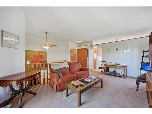 7 Silver Creek Boulevard Nw, Airdrie, AB - Indoor Photo Showing Living Room