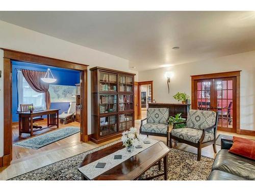 4002 Elbow Drive Sw, Calgary, AB - Indoor Photo Showing Living Room