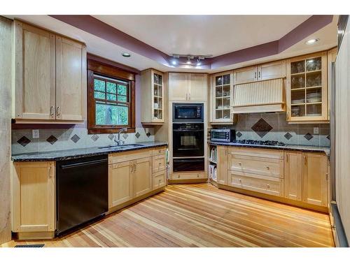 4002 Elbow Drive Sw, Calgary, AB - Indoor Photo Showing Kitchen