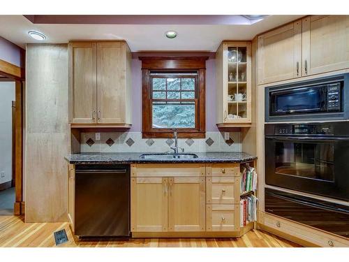 4002 Elbow Drive Sw, Calgary, AB - Indoor Photo Showing Kitchen