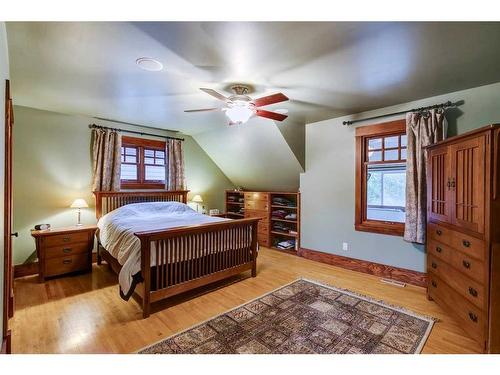 4002 Elbow Drive Sw, Calgary, AB - Indoor Photo Showing Bedroom