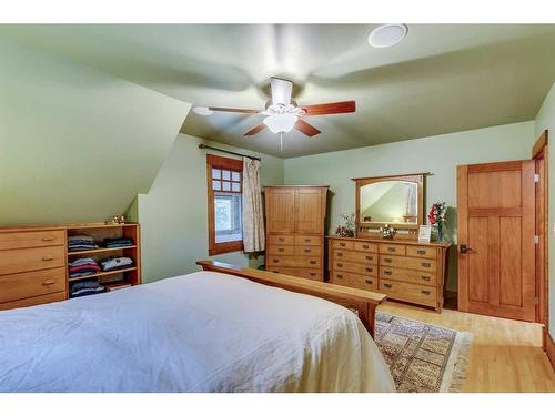 4002 Elbow Drive Sw, Calgary, AB - Indoor Photo Showing Bedroom