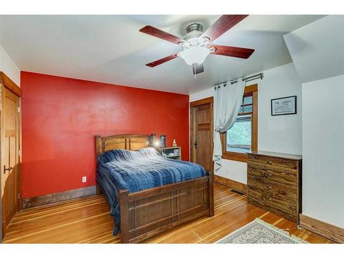 4002 Elbow Drive Sw, Calgary, AB - Indoor Photo Showing Bedroom