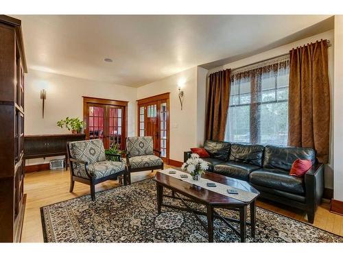 4002 Elbow Drive Sw, Calgary, AB - Indoor Photo Showing Living Room