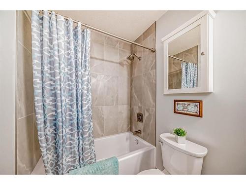 1516 18 Avenue Nw, Calgary, AB - Indoor Photo Showing Bathroom