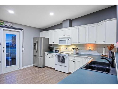 33064 Rr 51, Rural Mountain View County, AB - Indoor Photo Showing Kitchen With Double Sink