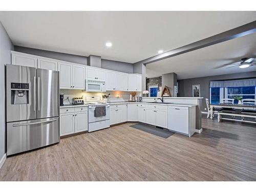 33064 Rr 51, Rural Mountain View County, AB - Indoor Photo Showing Kitchen