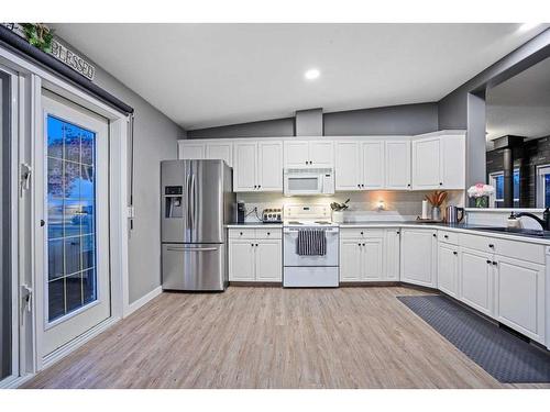 33064 Rr 51, Rural Mountain View County, AB - Indoor Photo Showing Kitchen