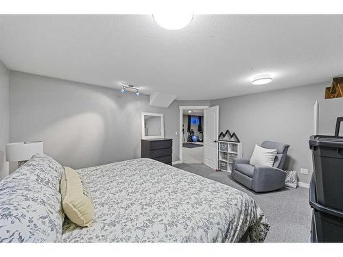 33064 Rr 51, Rural Mountain View County, AB - Indoor Photo Showing Bedroom