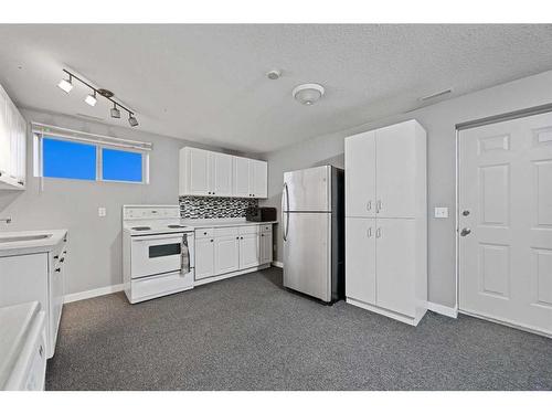 33064 Rr 51, Rural Mountain View County, AB - Indoor Photo Showing Kitchen