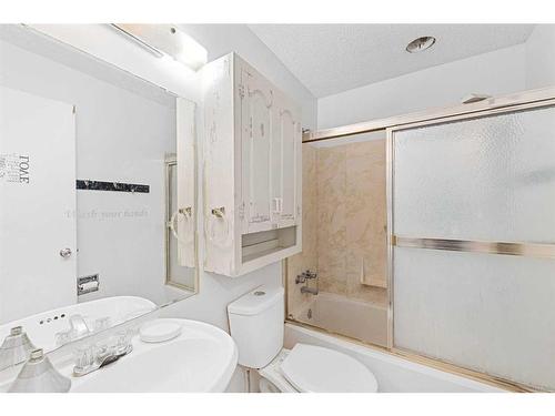 103 Castleridge Road Ne, Calgary, AB - Indoor Photo Showing Bathroom