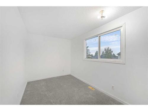 103 Castleridge Road Ne, Calgary, AB - Indoor Photo Showing Other Room