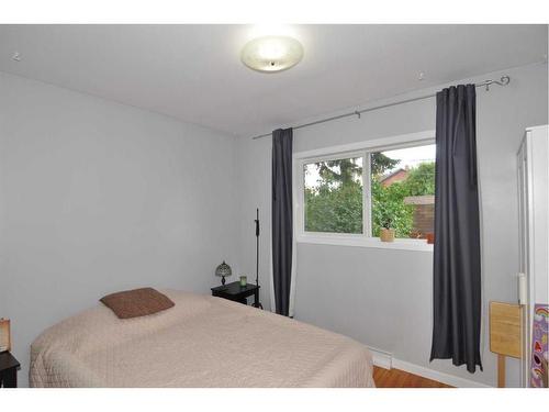 223 31 Avenue Ne, Calgary, AB - Indoor Photo Showing Bedroom