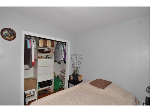 223 31 Avenue Ne, Calgary, AB - Indoor Photo Showing Bedroom