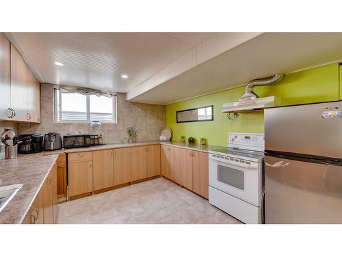 4855 Rundlewood Drive Ne, Calgary, AB - Indoor Photo Showing Kitchen
