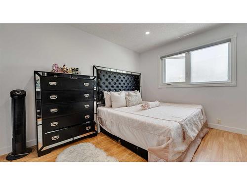 4855 Rundlewood Drive Ne, Calgary, AB - Indoor Photo Showing Bedroom