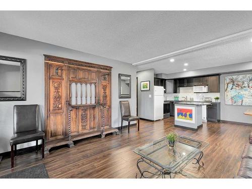 G1-835 19 Avenue Sw, Calgary, AB - Indoor Photo Showing Living Room