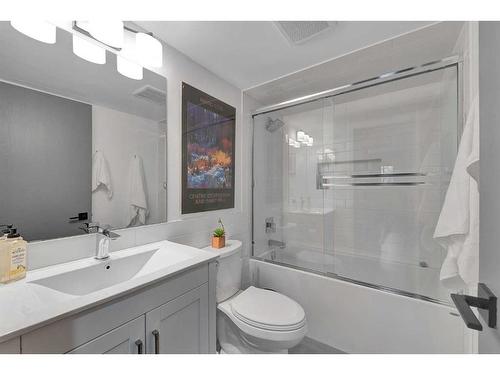 G1-835 19 Avenue Sw, Calgary, AB - Indoor Photo Showing Bathroom