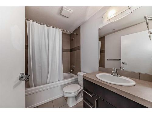 906-210 15 Avenue Se, Calgary, AB - Indoor Photo Showing Bathroom