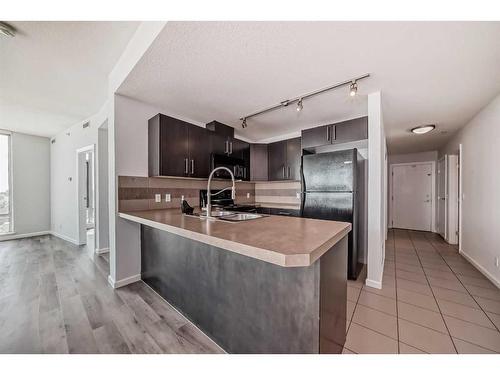 906-210 15 Avenue Se, Calgary, AB - Indoor Photo Showing Kitchen