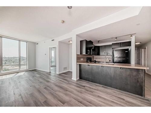 906-210 15 Avenue Se, Calgary, AB - Indoor Photo Showing Kitchen