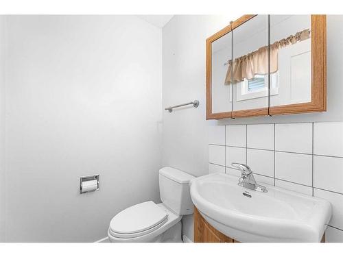 112 Baird Avenue, Cochrane, AB - Indoor Photo Showing Bathroom