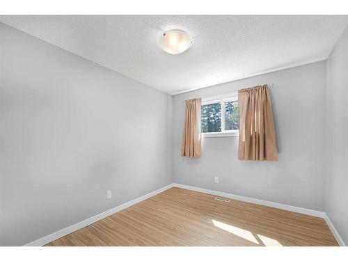 112 Baird Avenue, Cochrane, AB - Indoor Photo Showing Other Room