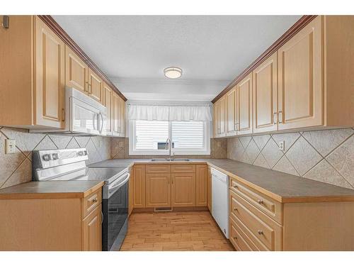 112 Baird Avenue, Cochrane, AB - Indoor Photo Showing Kitchen