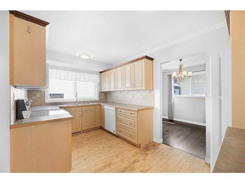 112 Baird Avenue, Cochrane, AB - Indoor Photo Showing Kitchen