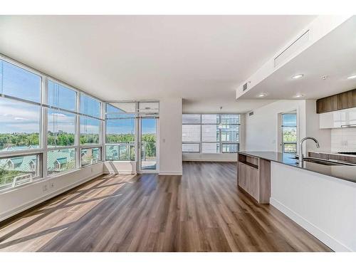 604-128 2 Street Sw, Calgary, AB - Indoor Photo Showing Kitchen