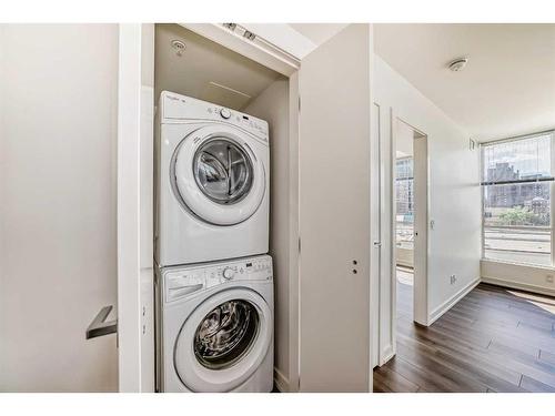 604-128 2 Street Sw, Calgary, AB - Indoor Photo Showing Laundry Room