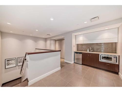 604-128 2 Street Sw, Calgary, AB - Indoor Photo Showing Kitchen