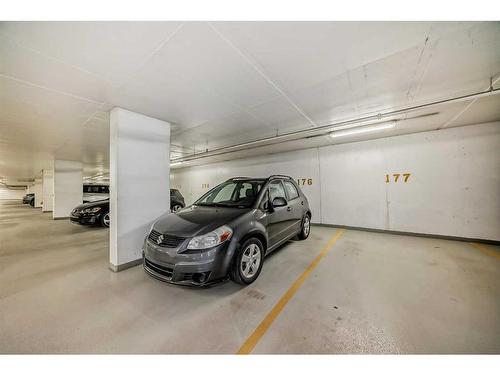 604-128 2 Street Sw, Calgary, AB - Indoor Photo Showing Garage