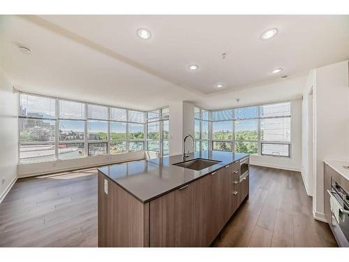 604-128 2 Street Sw, Calgary, AB - Indoor Photo Showing Kitchen