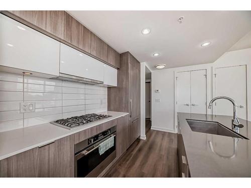 604-128 2 Street Sw, Calgary, AB - Indoor Photo Showing Kitchen With Upgraded Kitchen