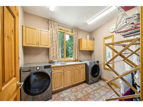 3 Woodlands Estates Crescent, Rural Rocky View County, AB - Indoor Photo Showing Laundry Room