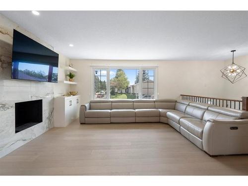 108 Rundlefield Close Ne, Calgary, AB - Indoor Photo Showing Living Room