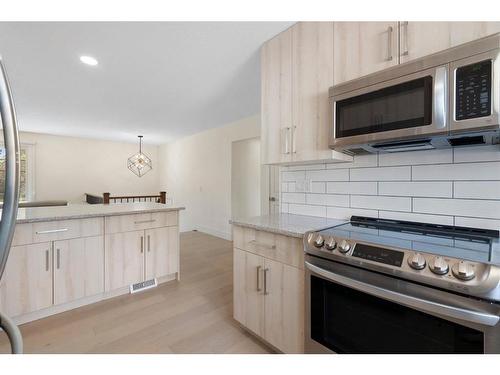 108 Rundlefield Close Ne, Calgary, AB - Indoor Photo Showing Kitchen With Upgraded Kitchen