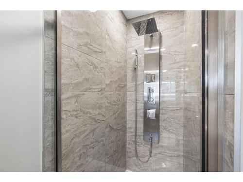 108 Rundlefield Close Ne, Calgary, AB - Indoor Photo Showing Bathroom