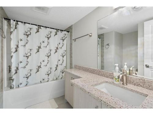 108 Rundlefield Close Ne, Calgary, AB - Indoor Photo Showing Bathroom