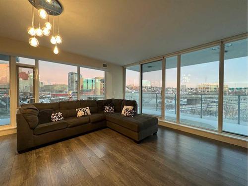 306-510 6 Avenue Se, Calgary, AB - Indoor Photo Showing Living Room