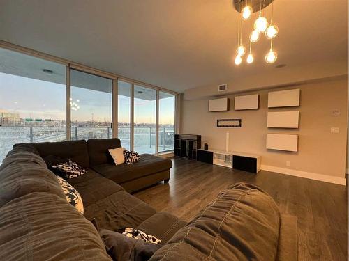 306-510 6 Avenue Se, Calgary, AB - Indoor Photo Showing Living Room