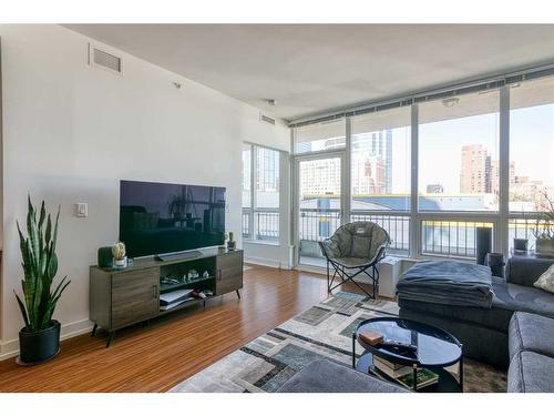 554-222 Riverfront Avenue Sw, Calgary, AB - Indoor Photo Showing Living Room