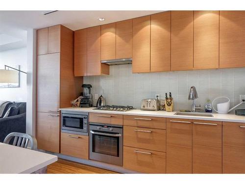 554-222 Riverfront Avenue Sw, Calgary, AB - Indoor Photo Showing Kitchen