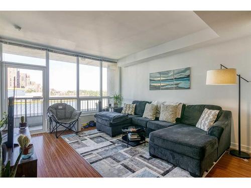 554-222 Riverfront Avenue Sw, Calgary, AB - Indoor Photo Showing Living Room