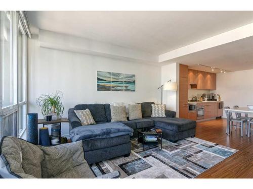 554-222 Riverfront Avenue Sw, Calgary, AB - Indoor Photo Showing Living Room