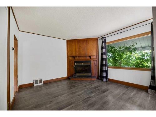 1724 28 Street Sw, Calgary, AB - Indoor Photo Showing Living Room With Fireplace