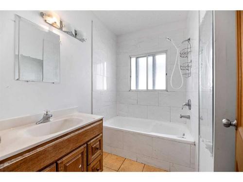 1724 28 Street Sw, Calgary, AB - Indoor Photo Showing Bathroom