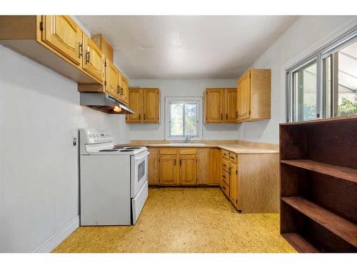 1724 28 Street Sw, Calgary, AB - Indoor Photo Showing Kitchen