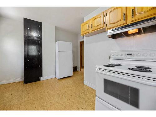 1724 28 Street Sw, Calgary, AB - Indoor Photo Showing Kitchen